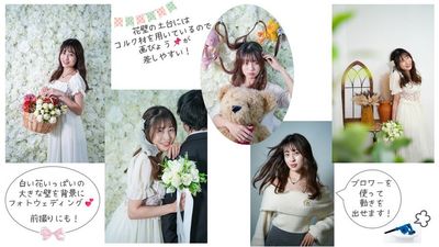白い花壁を使ったフォトウェディング（前撮りなど）のご利用が増えています🌸 - 都内の白ホリ自然光 撮影スタジオ 白壁×アーチ×植物×ブランコ｜感情を引き出す光のスタジオの室内の写真