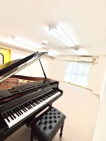 グランドピアノ完備の防音レンタルスタジオ - 音楽教室　トライアングル