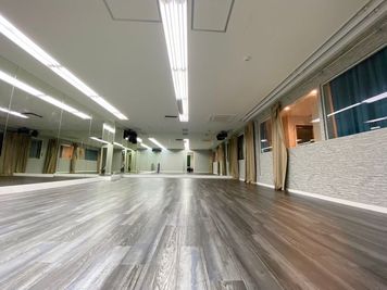 広さ　39.96㎡
利用人数　20~30名
鏡　2面
音響設備、扇風機、空調、Wi-Fi - Studio Movie 四谷の室内の写真