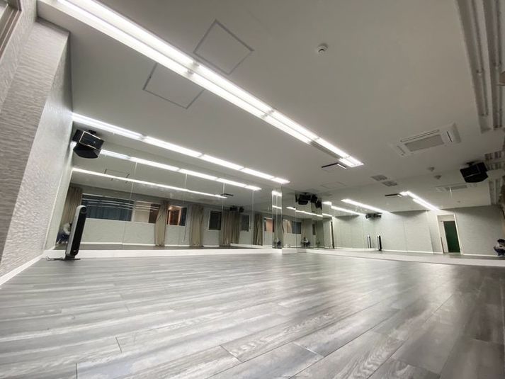 広さ　39.96㎡
利用人数　20~30名
鏡　2面
音響設備、扇風機、空調、Wi-Fi - Studio Movie 四谷の室内の写真
