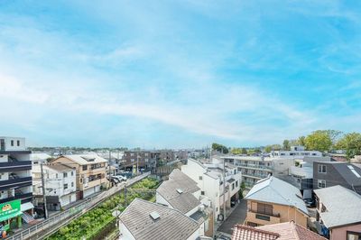 小田急線沿いにある代田富士見橋が左手にあるため、ここからも空気が澄んでいるときは富士山が見えます。 - 屋上撮影スペース 新代田ビル 【新代田駅0分】富士山・線路・新宿ビル群を望む！絶景屋上スタジオの室内の写真