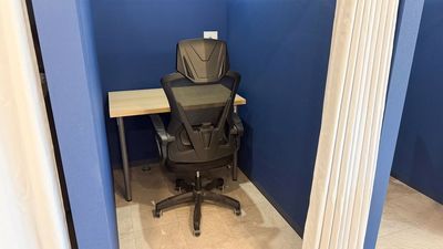集中してお仕事できる半個室スペースです。※完全防音ではございません - Hippopot -託児室付きコワーキングスペース- Hippopot コワーキングスペースの室内の写真