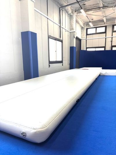 8mのエアマットがある体操スペース - 東墨田体操マットスペース