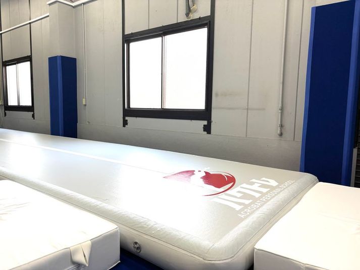 8mのエアマットがある体操スペース - 東墨田体操マットスペース