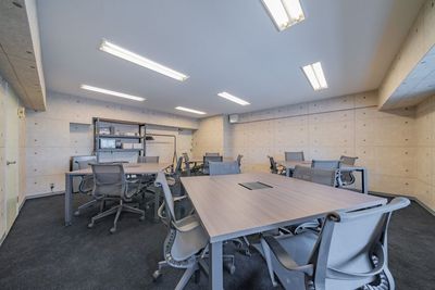 文房具や冷蔵庫なども設置してあります。 - SPOT表参道青山骨董通り入口ANNEX 【2025年1月OPEN】最大16名利用可能コンパクトなスペースの室内の写真