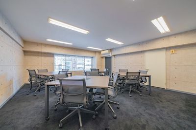 椅子はハーマンミラーのセトゥーチェアを採用 - SPOT表参道青山骨董通り入口ANNEX 【2025年1月OPEN】最大16名利用可能コンパクトなスペースの室内の写真