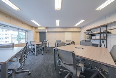 最大16名用のワークスペースです。 - SPOT表参道青山骨董通り入口ANNEX 【2025年1月OPEN】最大16名利用可能コンパクトなスペースの室内の写真