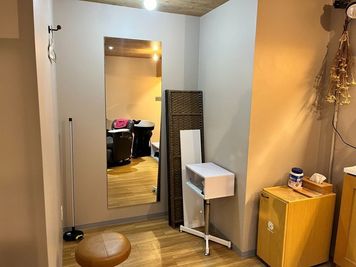 minoriba_旭橋駅久米一丁目店 レンタルサロン　メイクスペースの設備の写真