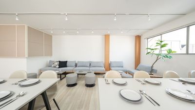 テーブル席とソファー席があるので、用途に合わせてお使いいただけます。 - ひろこばぁちゃんのスペース心斎橋店の室内の写真