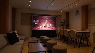 高性能プロジェクター完備で
プレゼンテーションなども行えます - ひろこばぁちゃんのスペース心斎橋店の室内の写真