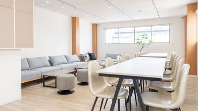 大きなテーブルがあるので、作業も捗ります。 - ひろこばぁちゃんのスペース心斎橋店の室内の写真