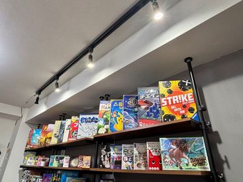 レールライトで部屋の印象が格段に明るく、手元のカードにも影が落ちにくくなります☀️ - ボードゲームスペースChiratto_心斎橋 100種類以上のボードゲームを楽しめるオトナの秘密基地🎮✨の設備の写真