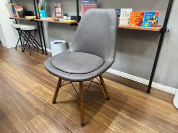 クッション性も高く、長時間座っても疲れにくい🪑 - ボードゲームスペースChiratto_心斎橋 100種類以上のボードゲームを楽しめるオトナの秘密基地🎮✨の設備の写真