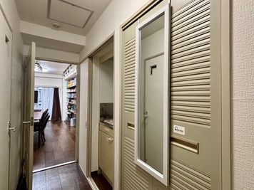 キッチンの隣に鏡を設置しました🪞 - ボードゲームスペースChiratto_心斎橋 100種類以上のボードゲームを楽しめるオトナの秘密基地🎮✨の設備の写真