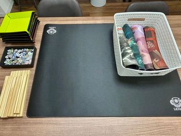 プレイマット、カードスタンド、ダイストレイ、ポーカーチップ等も備えています✨ - ボードゲームスペースChiratto_心斎橋 100種類以上のボードゲームを楽しめるオトナの秘密基地🎮✨の設備の写真
