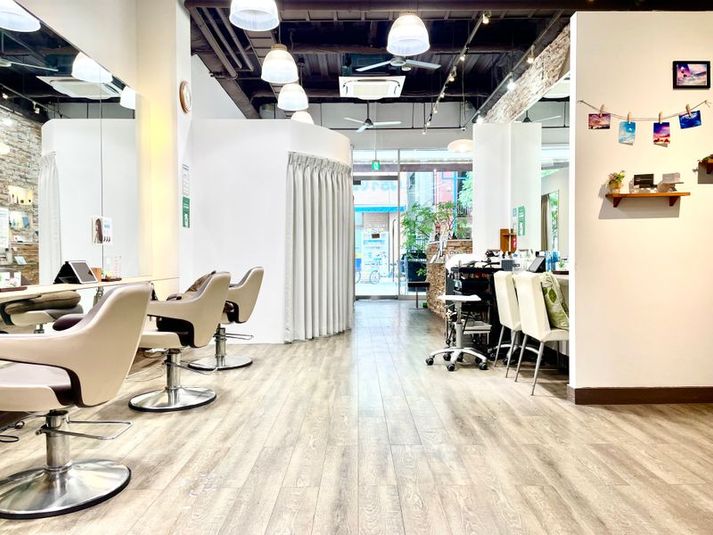 間隔広々、落ち着きスペース☆ - イマージアクト綱島店