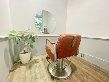 イマージアクト綱島店 間隔広々、落ち着きスペース☆の室内の写真