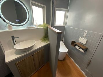 女性用お手洗い - SPACE XENO　スペースゼノ 【防音仕様】モニター付個室ワークブース【C】の室内の写真