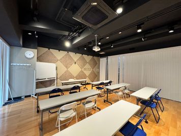 オフィステーブル・椅子・ホワイトボードも無料で貸し出ししています - 福岡本店　レンタルスタジオ　STUDIO BUZZ 6stの設備の写真
