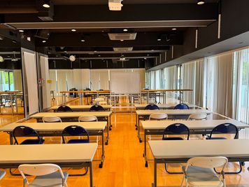 テーブル最大8台まで貸し出し可能！ - 福岡本店　レンタルスタジオ　STUDIO BUZZ 5stの設備の写真