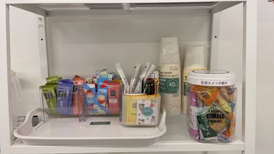 2階備品棚☕
コーヒー、紅茶、プチ菓子がございます。ご自由にお召し上がりください。 - いいオフィスファーストスペース 2階会議室の室内の写真