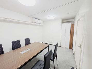 個室にカギも付いていますので、施錠可能です。 - ミーティングスペースD302 梅田ミーティングスペースD302の室内の写真