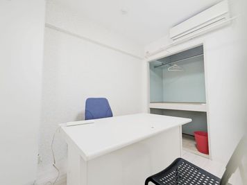 約４．５畳のシンプルなお部屋です。おしゃれな壁紙ですのでWEB会議等に好評です。 - テレワークスペースD303 梅田テレワークスペースD303の室内の写真