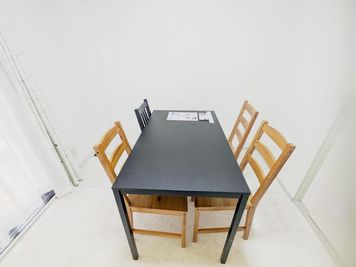 予備椅子を使えば最大６名までご利用いただけます。 - ミーティングスペースD304 梅田ミーティングスペースD304の室内の写真