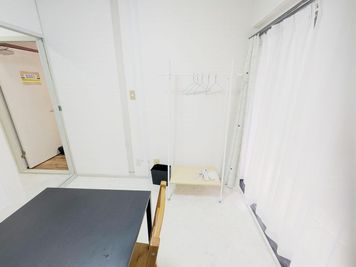 バルコニーがあり、自然採光、換気も十分できます。 - ミーティングスペースD304 梅田ミーティングスペースD304の室内の写真