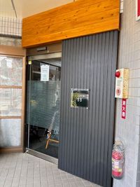 自動ドア下が鍵です - レンタルスペースBB おしゃれ空間【レンタルスペースBB】の入口の写真