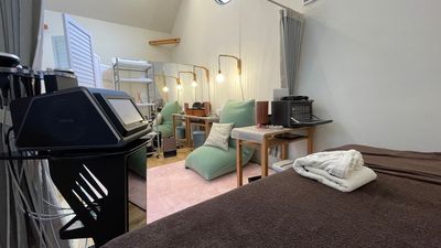 yogiboでリラックスして頂いたり、メイク直しだけでなくダイソンスタイラーで髪をセットしてお帰り頂く事も可能です。机の奥は鏡です。 - Salon de LINON エステサロンに必要な物が全て揃ったレンタルエステサロンの室内の写真