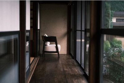 中庭向き縁側 - 旅館 土と糸 麻績村レンタル古民家の室内の写真