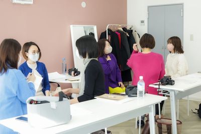 ６名程度のセミナーや講座にもご使用いただいています。
（カメラセミナー・メイクセミナー・カラー診断など） - 代々木スタジオ 代々木公園駅・代々木八幡駅/自然光あふれる撮影スタジオのその他の写真