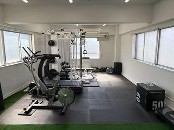 KOROMO Athletic Training 自走式トレッドミル × 人工芝 × バイク完備のスポーツジムの室内の写真