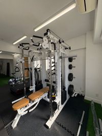 KOROMO Athletic Training 自走式トレッドミル × 人工芝 × バイク完備のスポーツジムの室内の写真