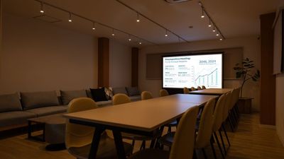 天井照明の調光が可能なので、手元の明るさを確保しながらプロジェクター投影ができます。 - ひろこばぁちゃんのスペース心斎橋店の室内の写真