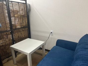 ソファゾーンでまったりすることもできます。 - コワーキングスペースリコード久米川栄町店 【仕事が捗る】ワーキングスペースの室内の写真