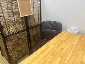 昇降式のデスクです。 - コワーキングスペースリコード久米川栄町店 【仕事が捗る】ワーキングスペースの設備の写真