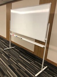 ホワイトボード - ホテルマイステイズプレミア成田内　貸会議室 アイリスルームの設備の写真