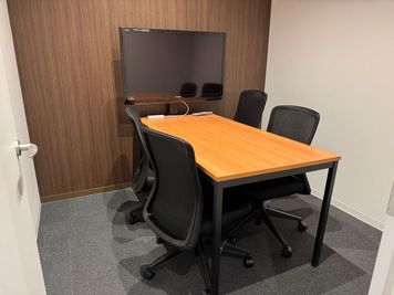 ４名用の会議室になります。 - レンタルスペース　medi☆ST（メディスタ） 広々としたレンタルスペースmedi☆ST　会議室の室内の写真