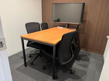 4名用の会議室になります。 - レンタルスペース　medi☆ST（メディスタ） 広々としたレンタルスペースmedi☆ST　会議室の室内の写真