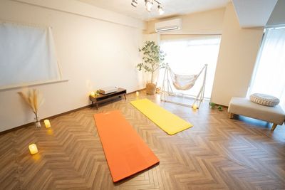 早朝プランもございます☀️
ヨガレッスンにもオススメです🧘‍♂️ - レンタルスペースｌNeverland新宿の室内の写真