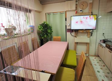 ダイニングには４３インチ４K  TVを壁掛け設置。ゲーム機やPC用の折り畳みテーブル付き
 - スペースボン スペースボン　上前津 Gemini の設備の写真