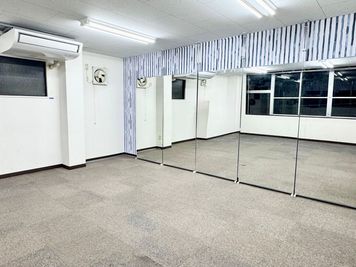 大型鏡あり✨人気のマルチスペース　ダンススタジオ/ヨガ・ピラティスなどにおすすめ/新宿御苑1分/高速Wi-Fi - 《VILLENT新宿》