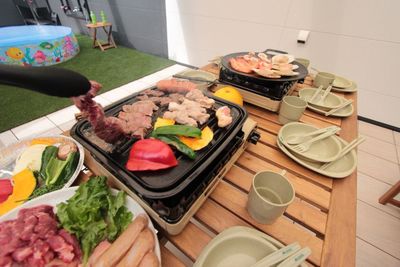 芝生付屋上 CAFE/BBQ🌈 【ガーデンテラスsumika】 西明石駅  お昼に屋上でゆったり  一人 800円/時間  4名の室内の写真