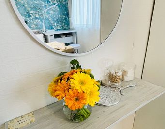 【今週はこちらの生花を置いています】BLOOMは、自宅に招かれたような温かくて優しい雰囲気のサロンを目指しています。 - 【三軒茶屋レンタルサロンBLOOM】渋谷2駅4分/静かな完全個室 レンタルサロンの室内の写真
