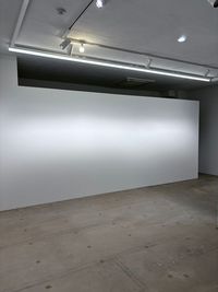 有効幅5.６m高さ2.3m 

YUYの展示壁の中で最大幅のスペースです。

連続性のある複数作品や

1点物の大きな作品の表現、
プロジェクターによる展示可能 - 　YUY  GALLERYの室内の写真