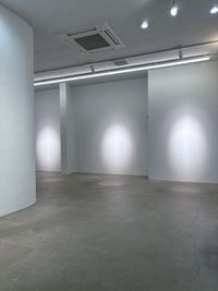 幅約7m高さ2.7mのギャラリー右側面は

建物の構造により3つのスペースに穏やかに分けられています。
 - 　YUY  GALLERYの室内の写真