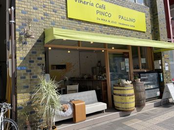 建物外観　
入り口は、ヴィネリア・カフェ・ピンコパリーノの店舗1階です。お越しになられたらお店の人にお声がけください。 - ヴィネリア・ピンコパリーノ ルーフトップオープンスペースの室内の写真