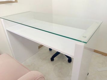 テーブルの中にライトや商材を置くこともできます◎ - THE Same レンタル/Nail Salon Roomの室内の写真